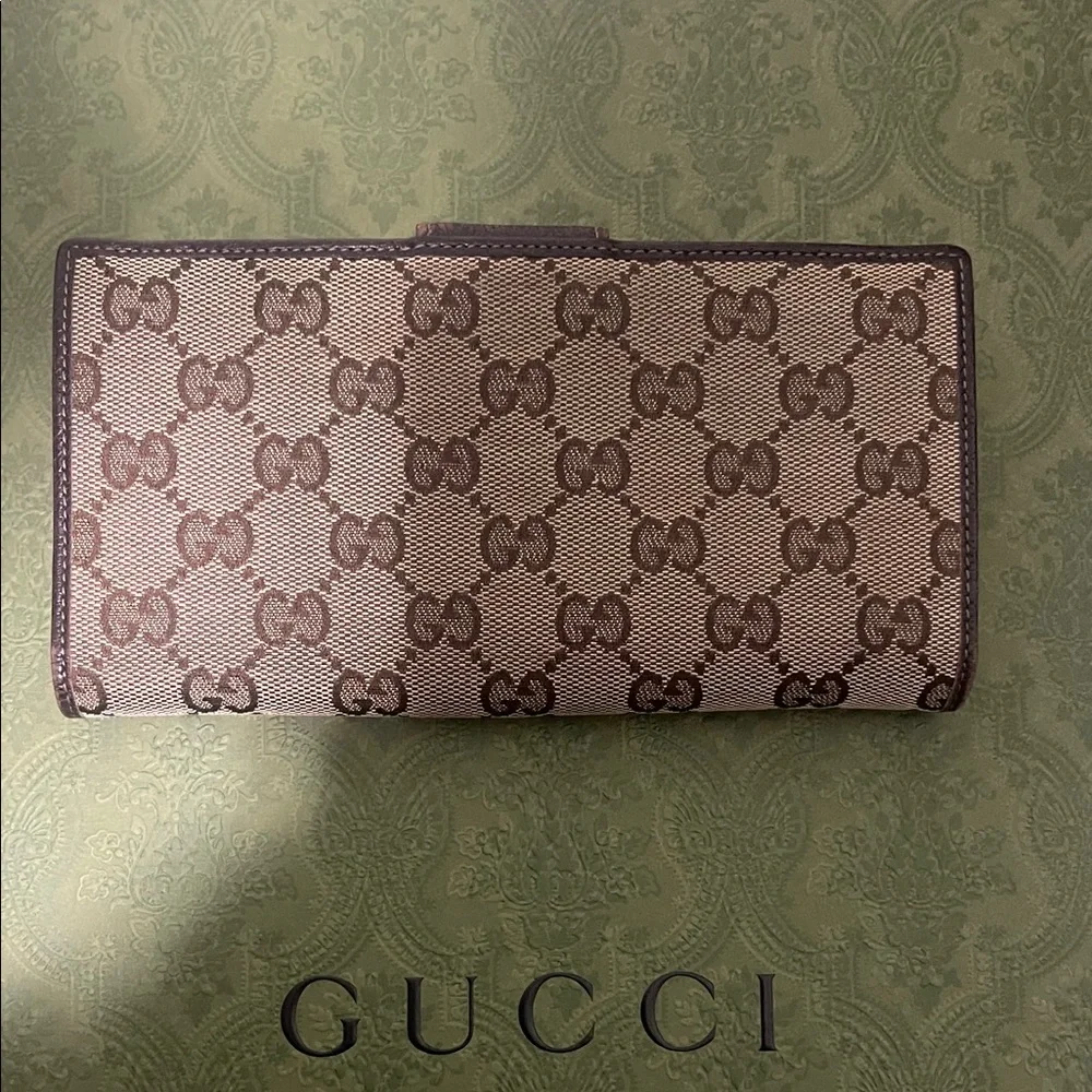 Gucci wallet iconic